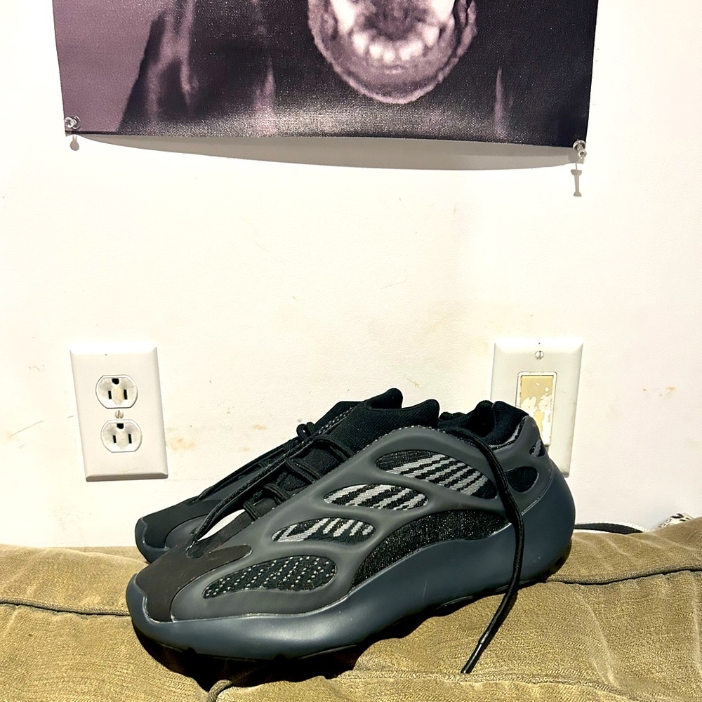 yeezy 700 v3